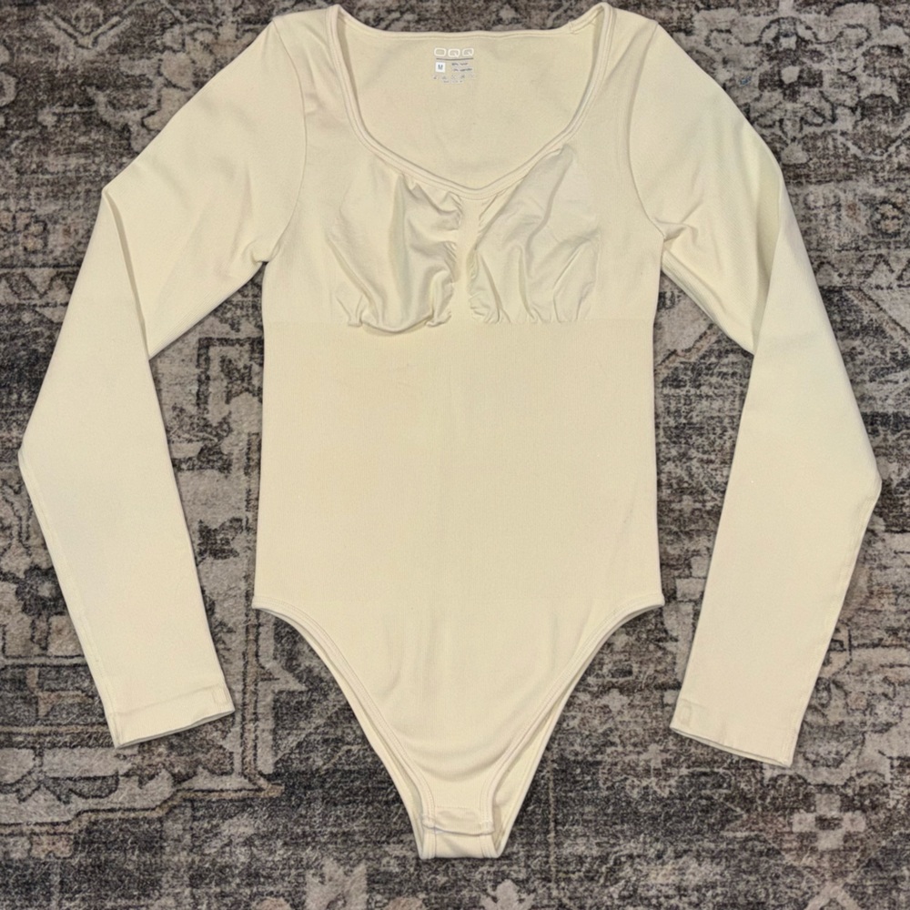 OQQ Long Sleeve Bodysuit Cream Color Women’s Size‎ Medium